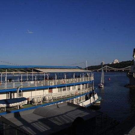 Bogdan Khmelnytskyi Hotel Kiev Esterno foto