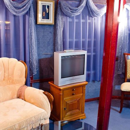Bogdan Khmelnytskyi Hotel Kiev Esterno foto