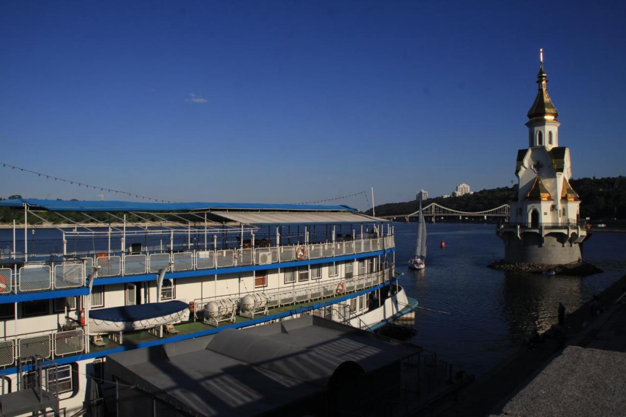 Bogdan Khmelnytskyi Hotel Kiev Esterno foto