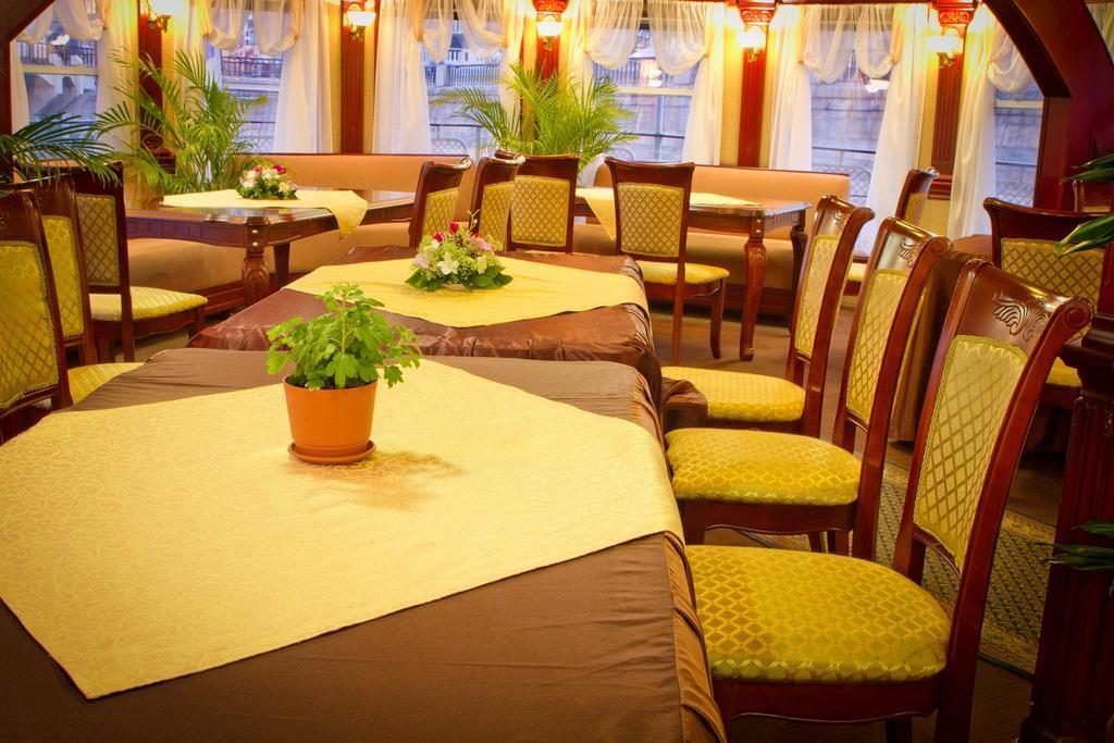 Bogdan Khmelnytskyi Hotel Kiev Esterno foto