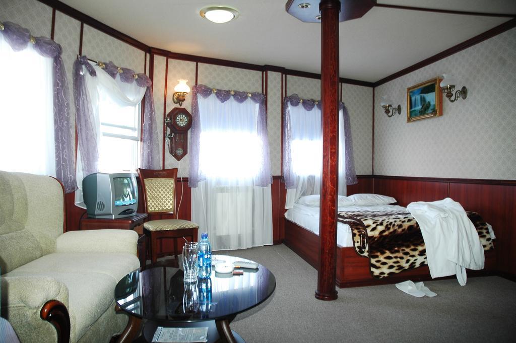 Bogdan Khmelnytskyi Hotel Kiev Esterno foto