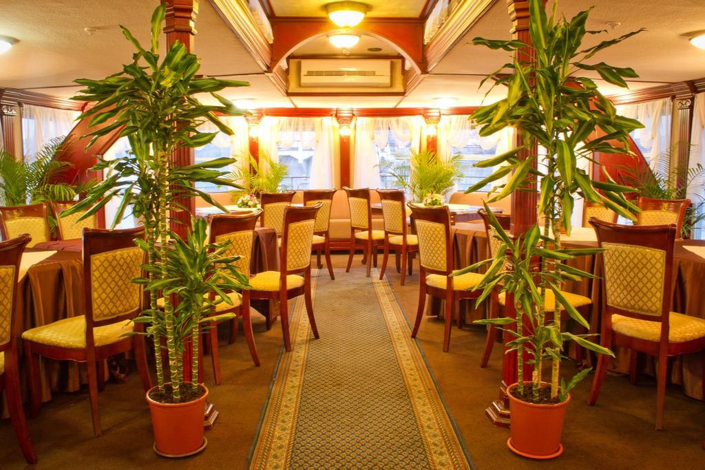 Bogdan Khmelnytskyi Hotel Kiev Esterno foto