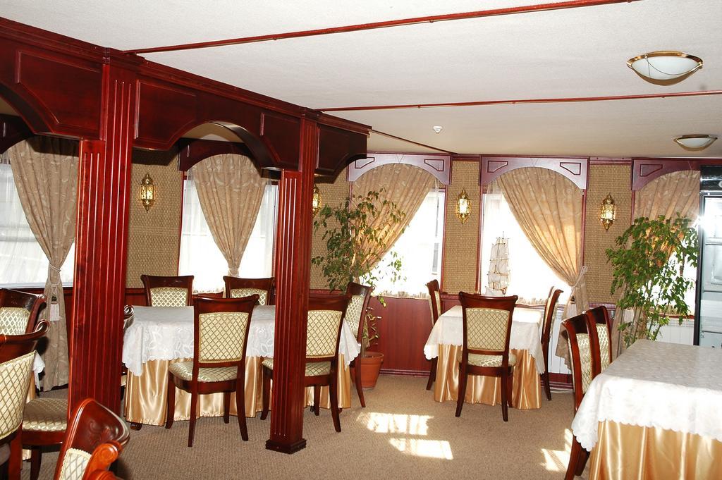 Bogdan Khmelnytskyi Hotel Kiev Esterno foto