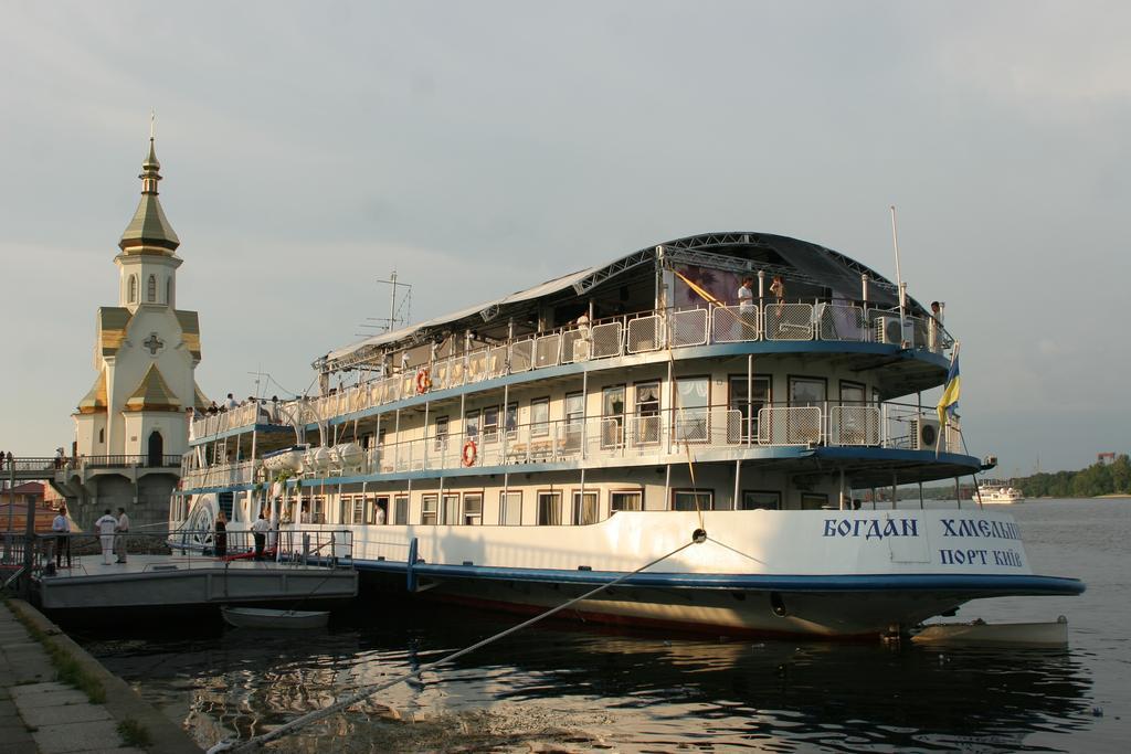 Bogdan Khmelnytskyi Hotel Kiev Esterno foto