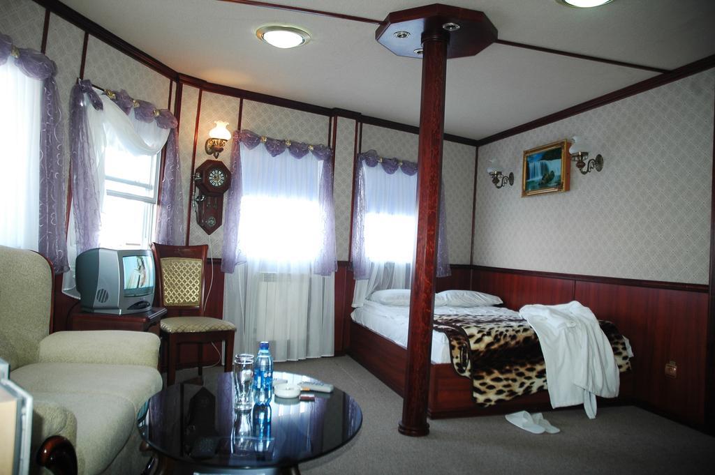 Bogdan Khmelnytskyi Hotel Kiev Esterno foto