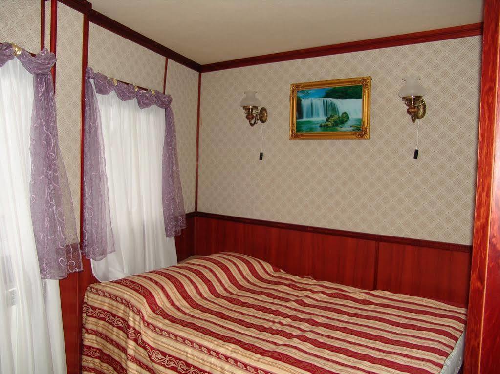 Bogdan Khmelnytskyi Hotel Kiev Esterno foto
