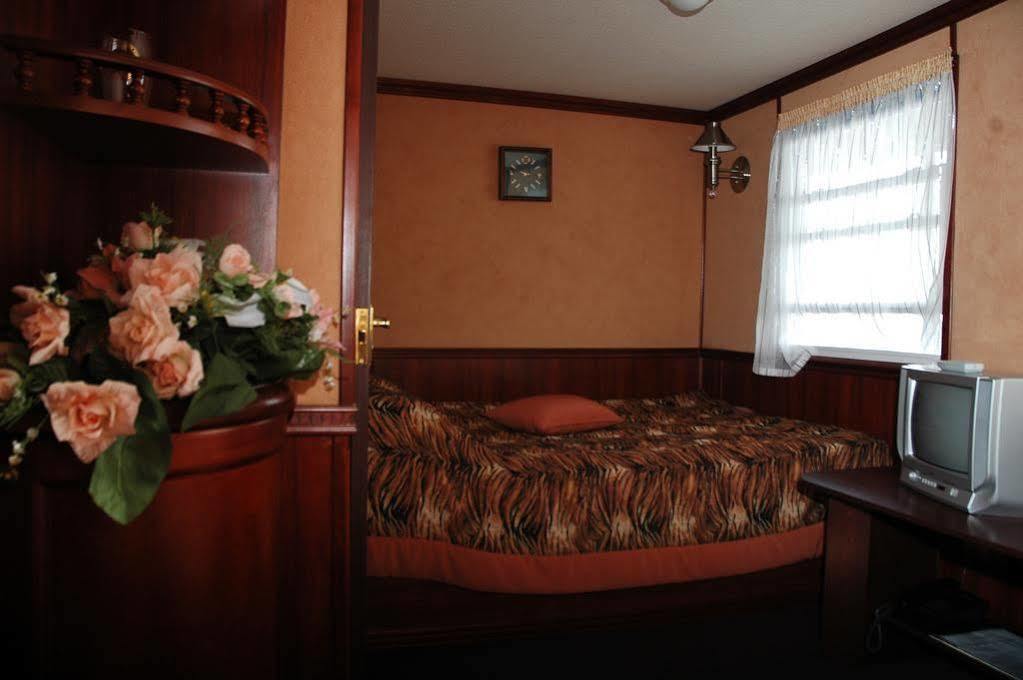 Bogdan Khmelnytskyi Hotel Kiev Esterno foto