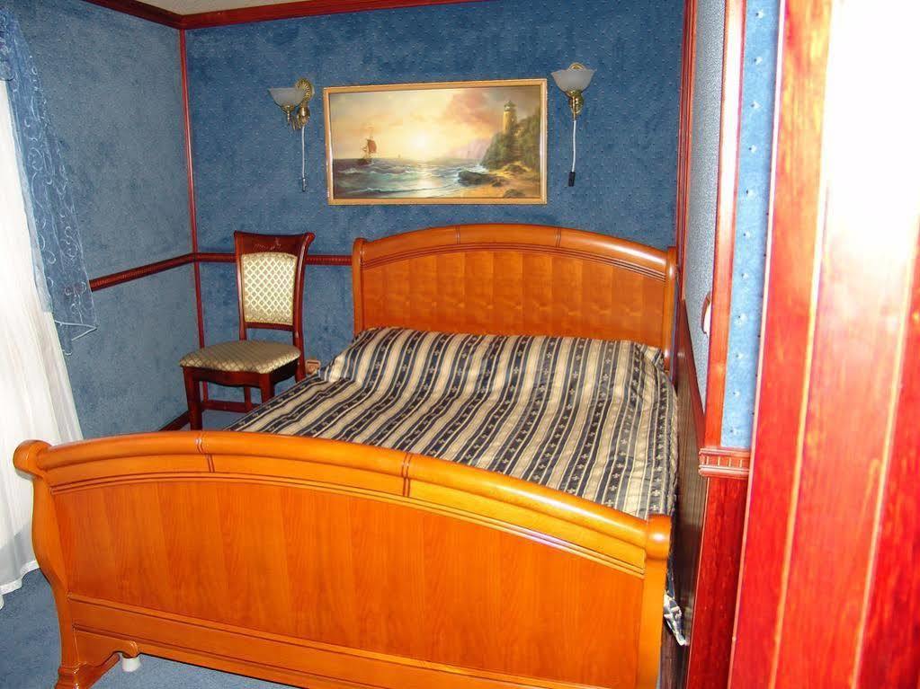 Bogdan Khmelnytskyi Hotel Kiev Esterno foto
