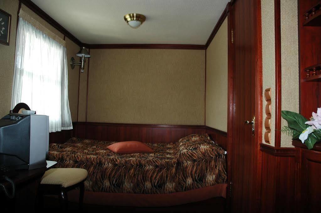 Bogdan Khmelnytskyi Hotel Kiev Esterno foto