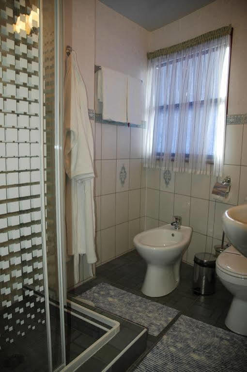 Bogdan Khmelnytskyi Hotel Kiev Esterno foto