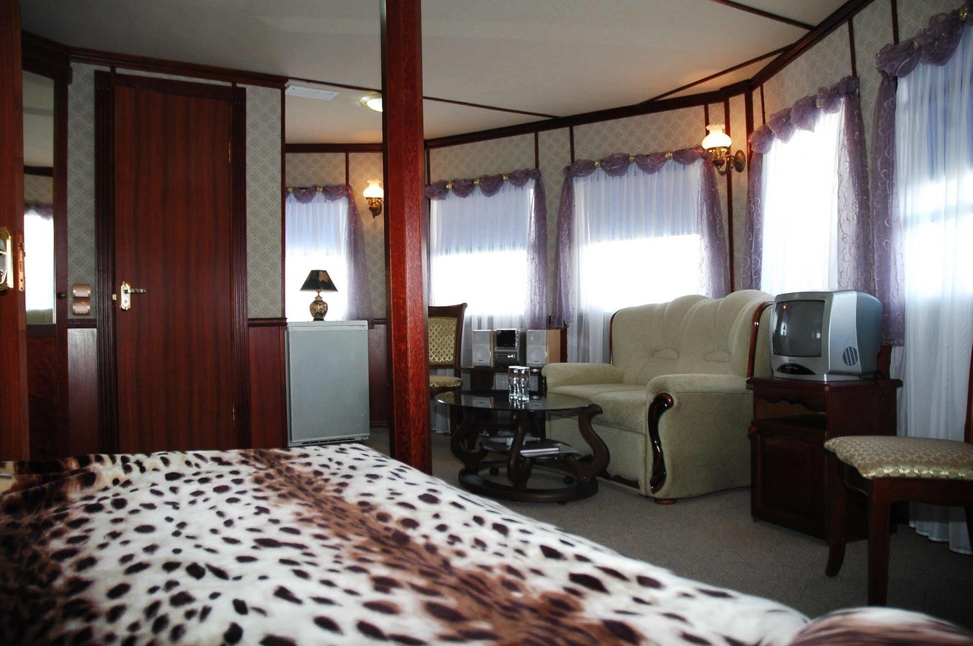 Bogdan Khmelnytskyi Hotel Kiev Esterno foto
