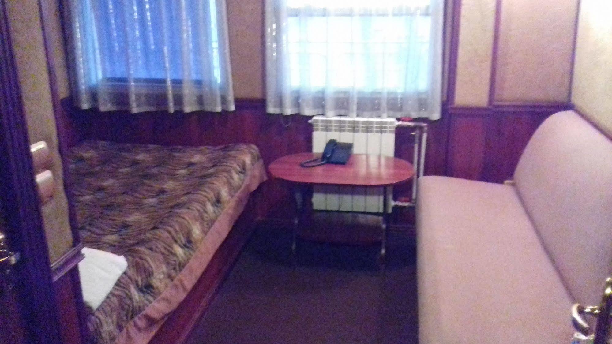 Bogdan Khmelnytskyi Hotel Kiev Esterno foto