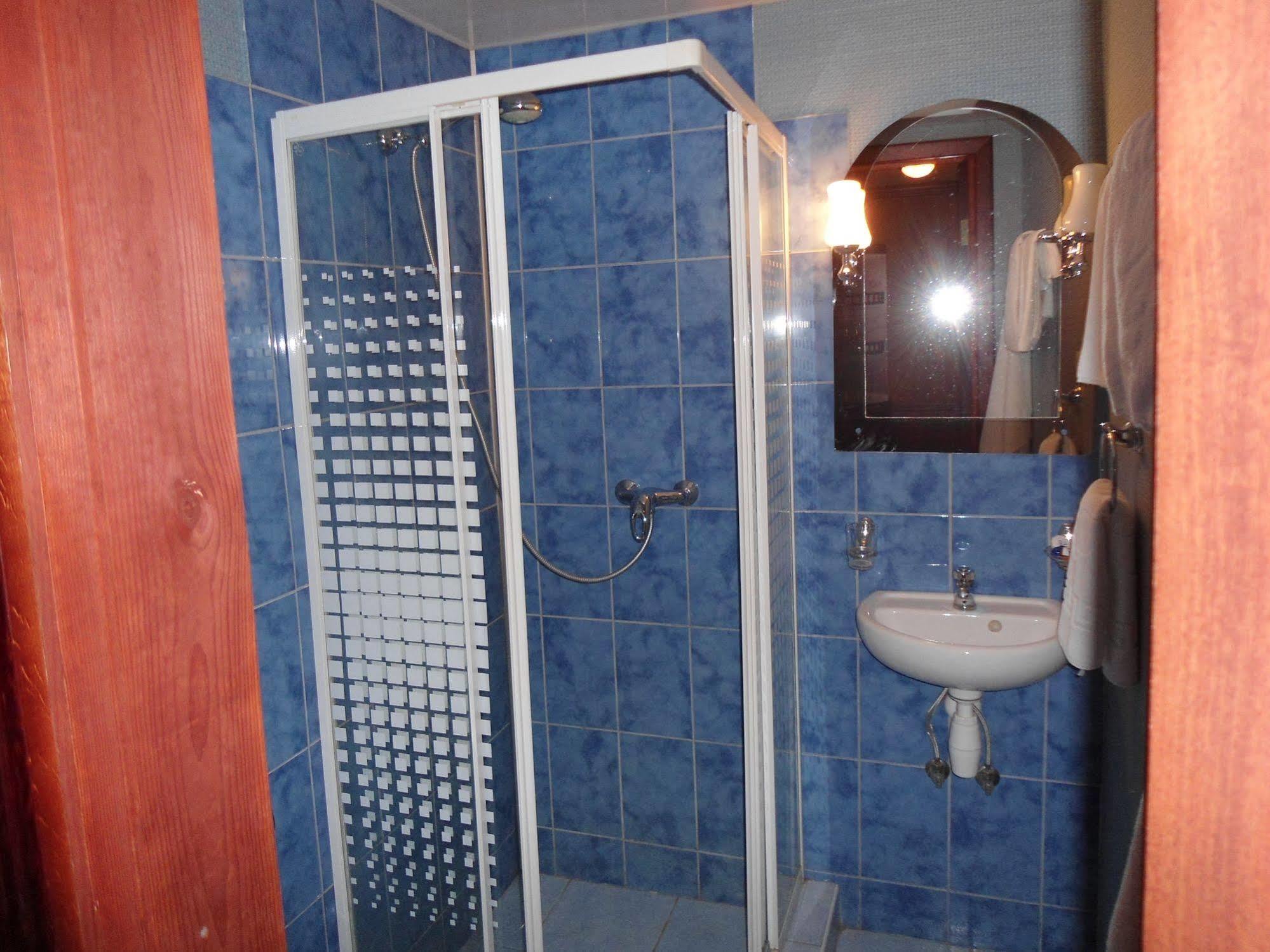 Bogdan Khmelnytskyi Hotel Kiev Esterno foto