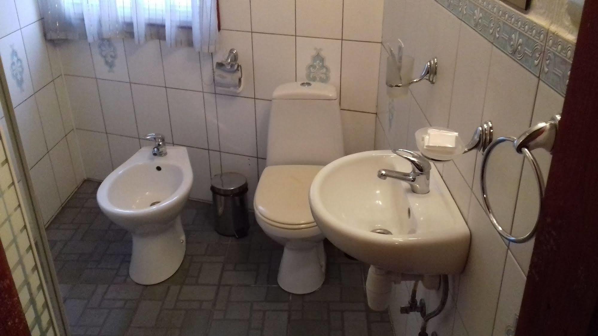 Bogdan Khmelnytskyi Hotel Kiev Esterno foto