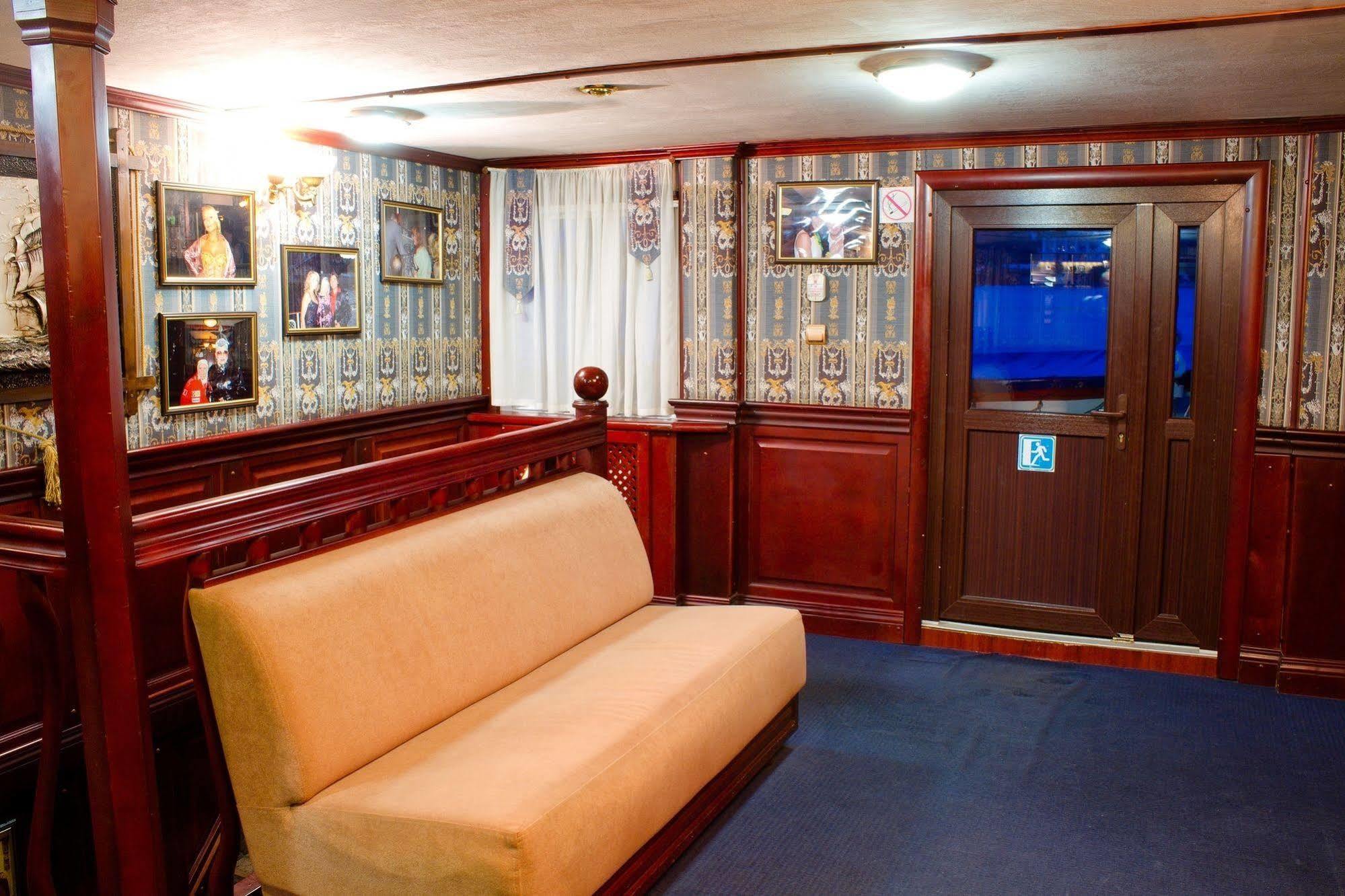 Bogdan Khmelnytskyi Hotel Kiev Esterno foto