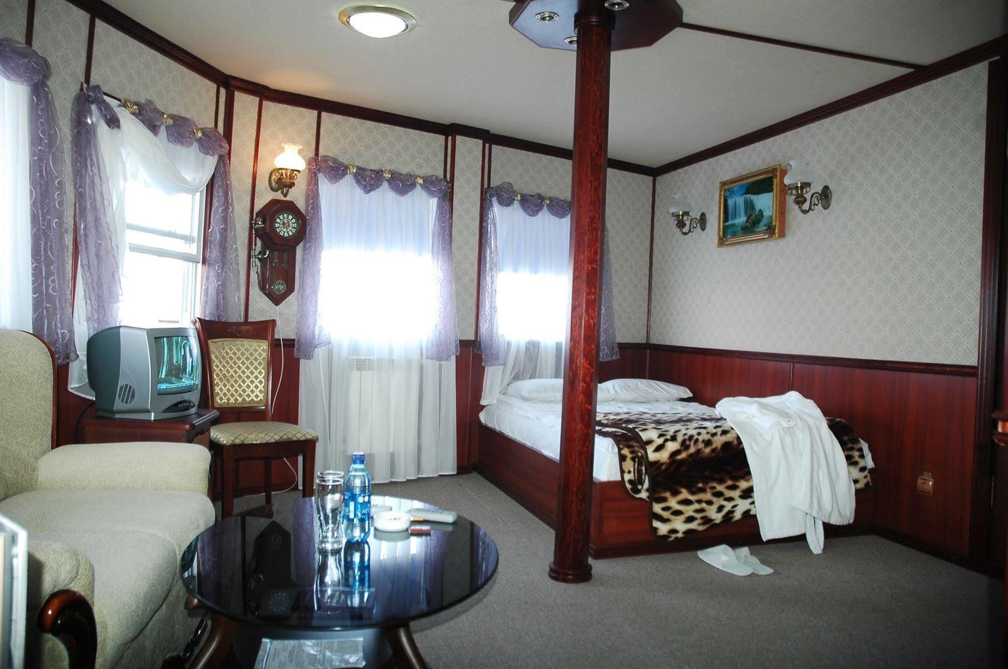 Bogdan Khmelnytskyi Hotel Kiev Esterno foto