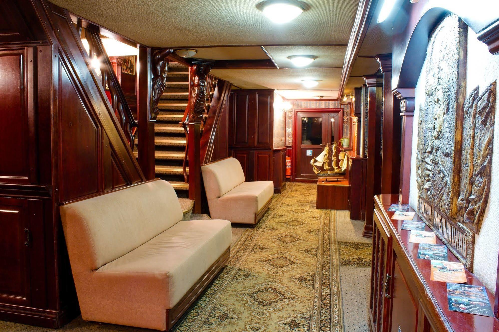 Bogdan Khmelnytskyi Hotel Kiev Esterno foto