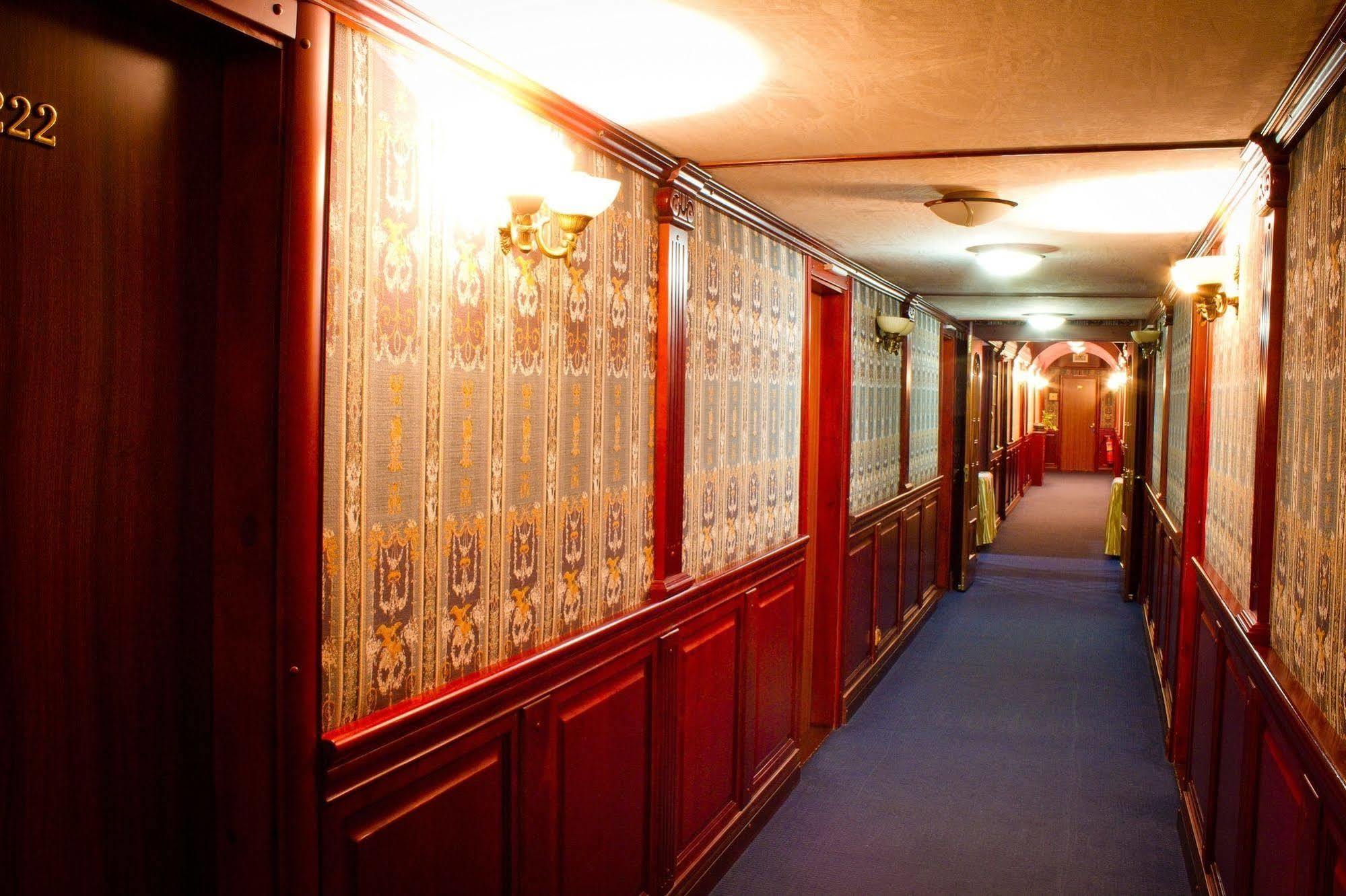 Bogdan Khmelnytskyi Hotel Kiev Esterno foto