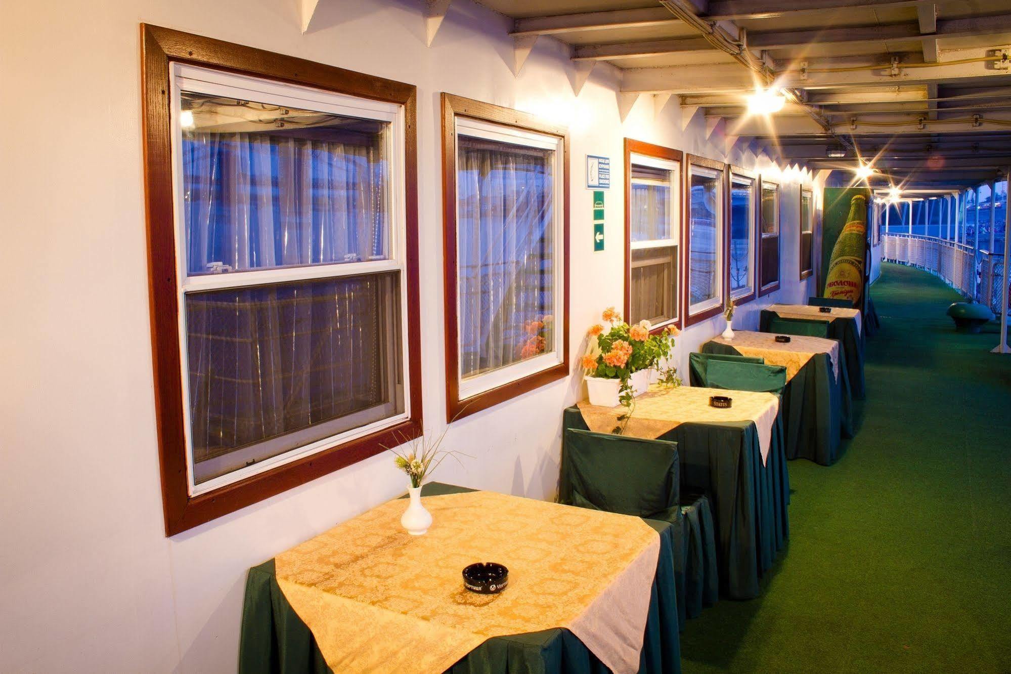Bogdan Khmelnytskyi Hotel Kiev Esterno foto
