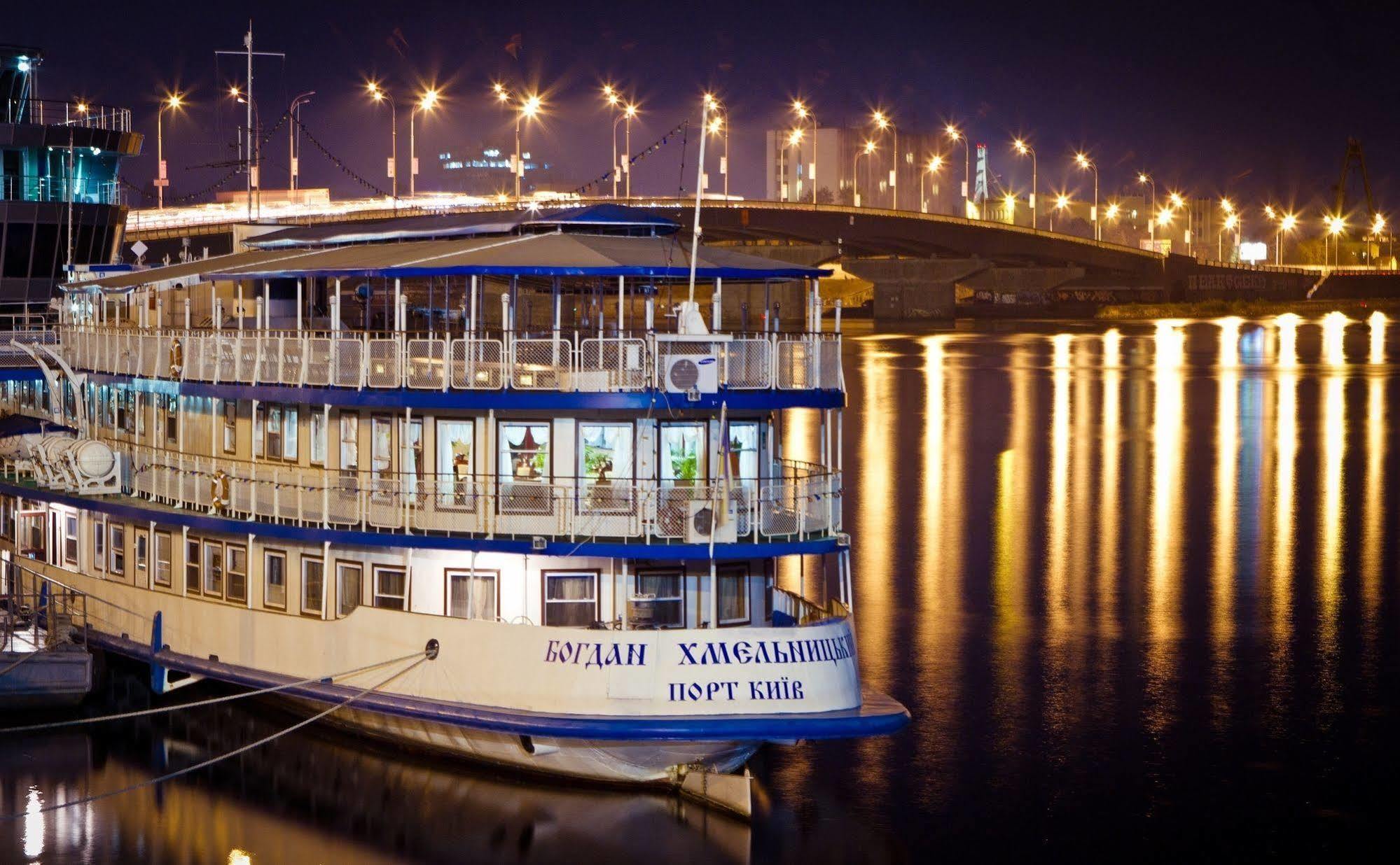 Bogdan Khmelnytskyi Hotel Kiev Esterno foto