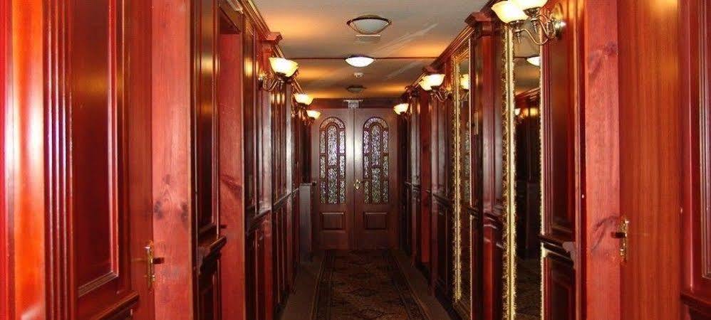 Bogdan Khmelnytskyi Hotel Kiev Esterno foto