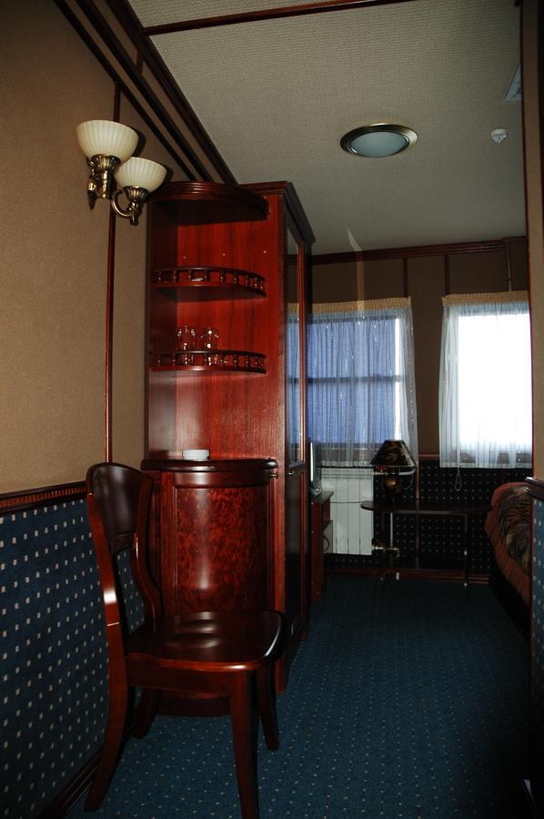 Bogdan Khmelnytskyi Hotel Kiev Esterno foto
