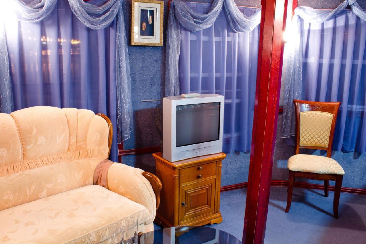 Bogdan Khmelnytskyi Hotel Kiev Esterno foto