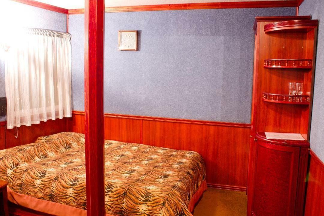 Bogdan Khmelnytskyi Hotel Kiev Esterno foto